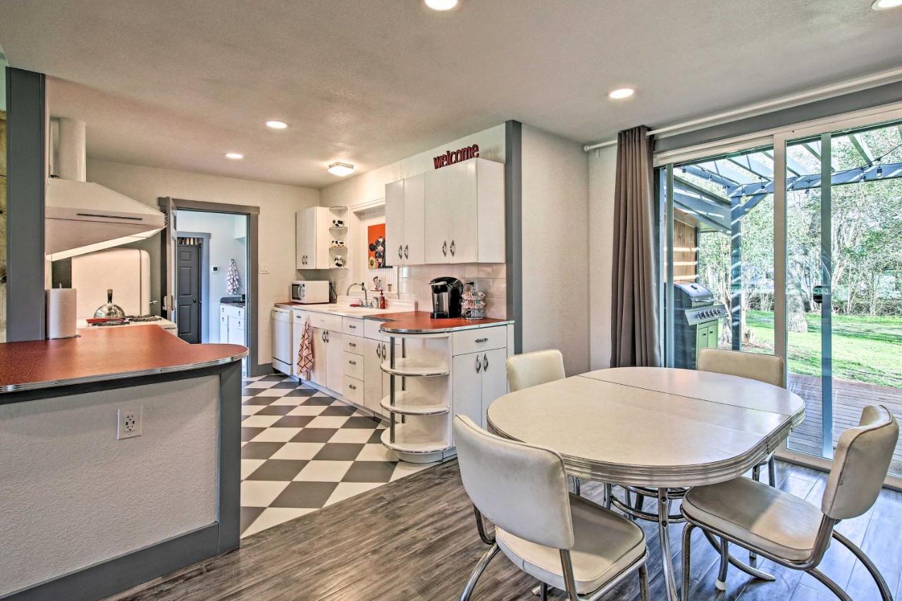 Remodeled Retro Home With Deck, Walk To Main Street! Blanco Exterior photo