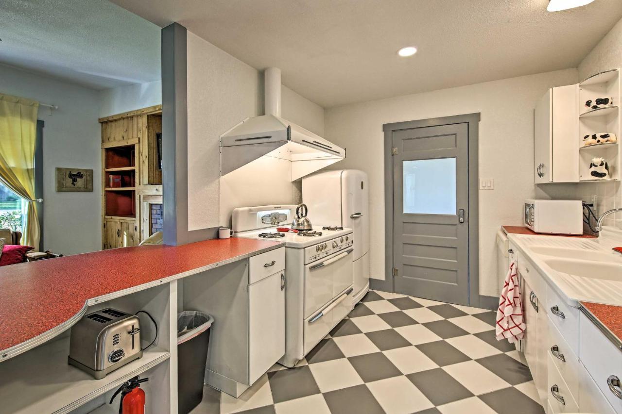 Remodeled Retro Home With Deck, Walk To Main Street! Blanco Exterior photo