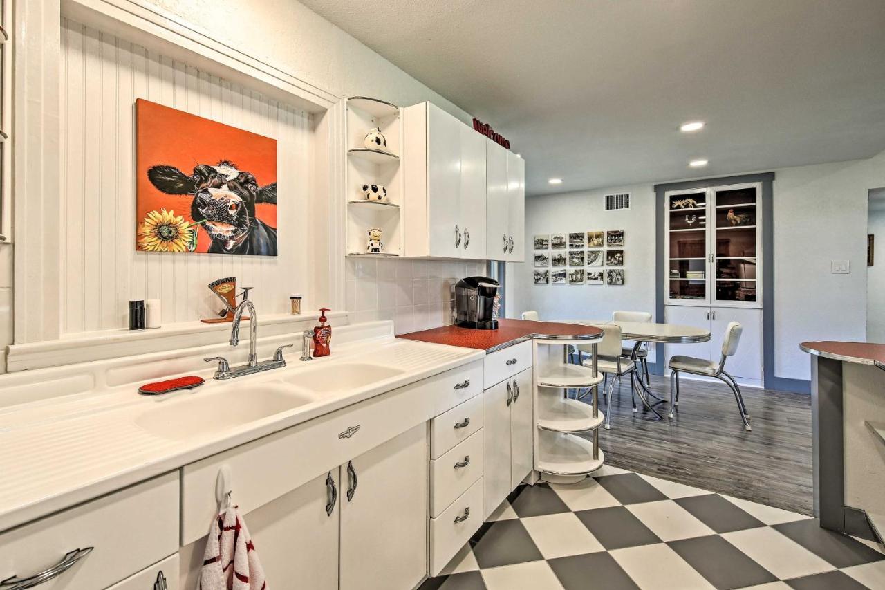Remodeled Retro Home With Deck, Walk To Main Street! Blanco Exterior photo