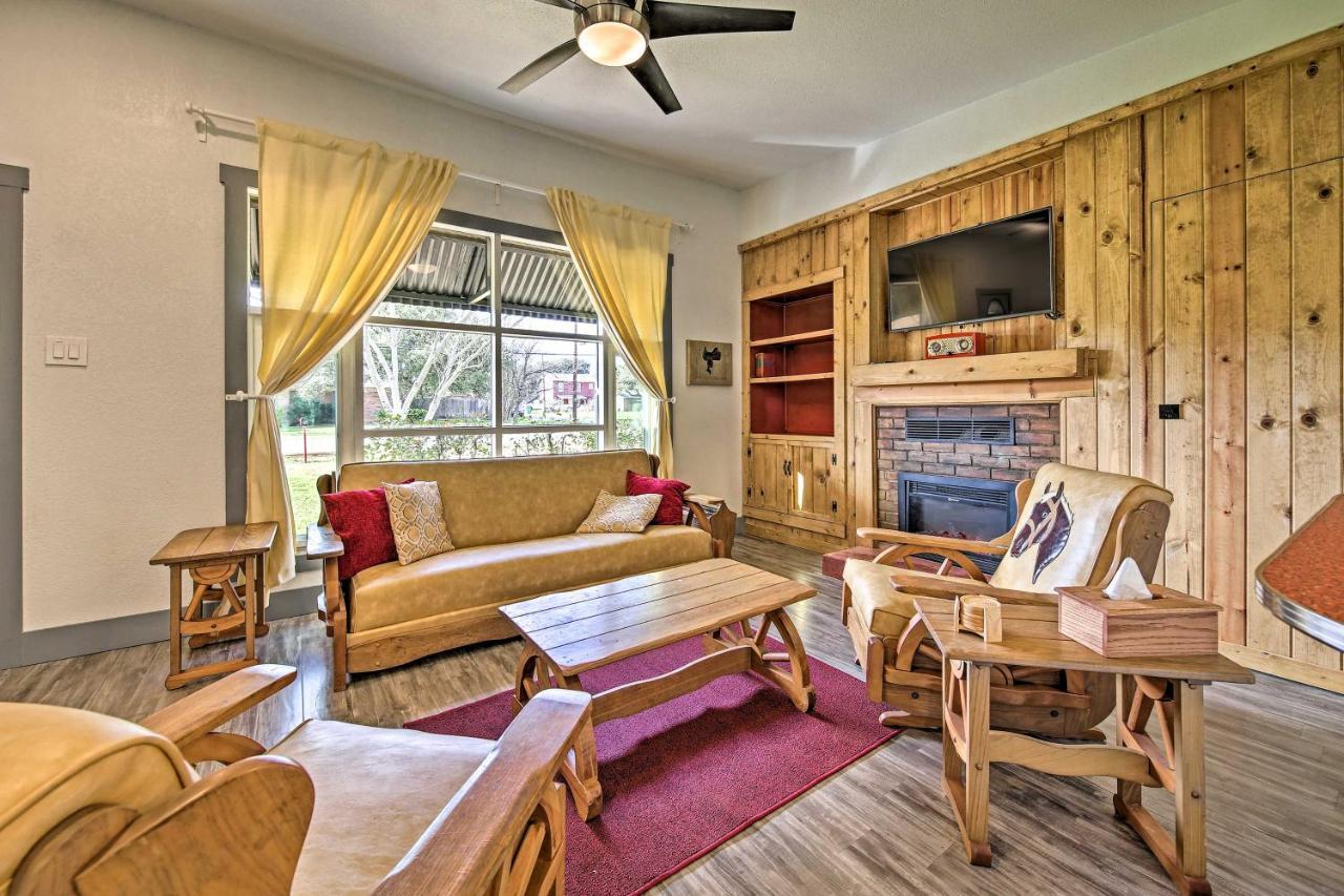 Remodeled Retro Home With Deck, Walk To Main Street! Blanco Exterior photo