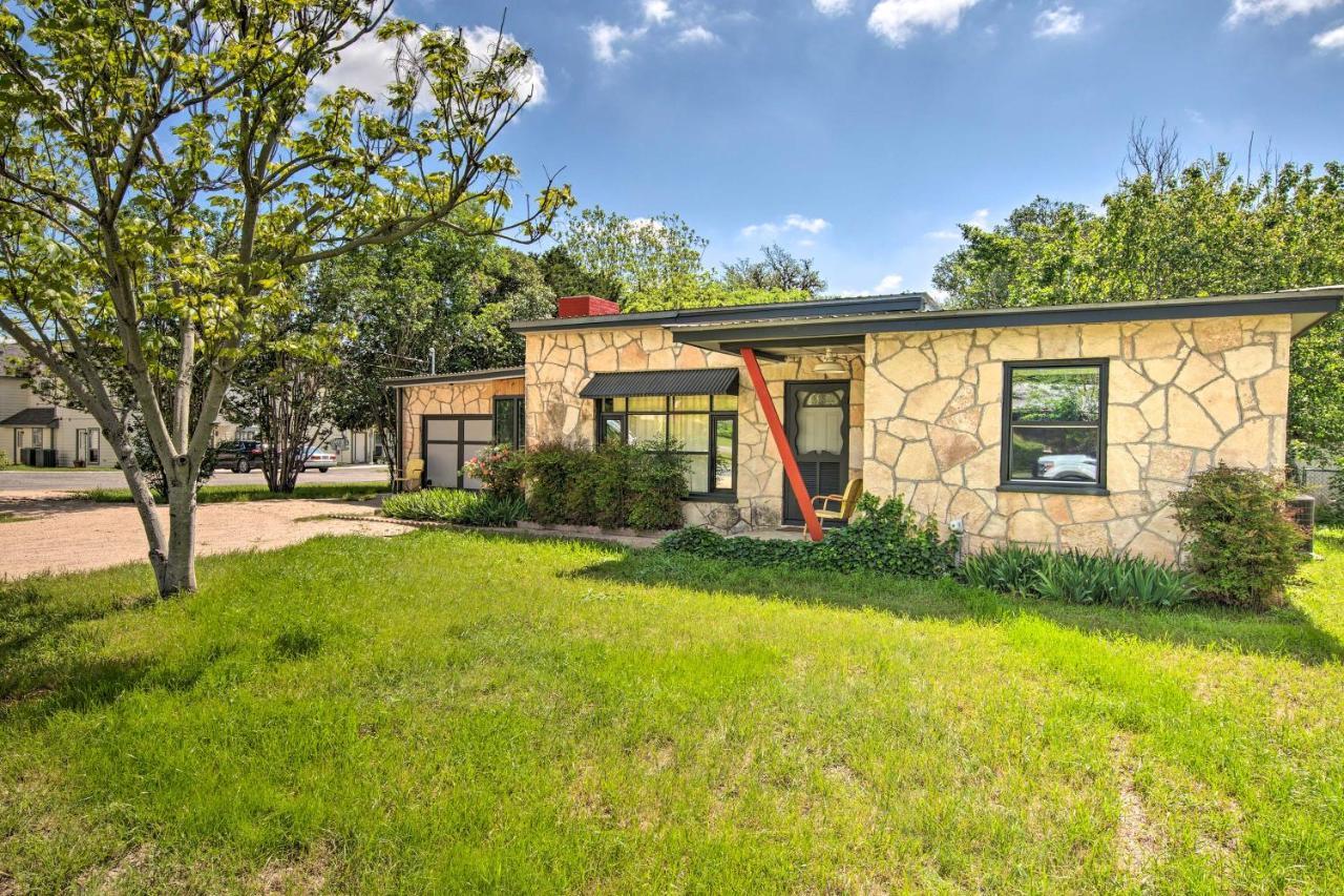 Remodeled Retro Home With Deck, Walk To Main Street! Blanco Exterior photo